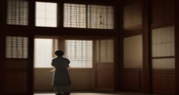 久久视频团队成员围坐在宽敞明亮的开放式办公室中，桌上摆放着多台显示器，屏幕上呈现视频内容分类导航界面，氛围专注而活跃